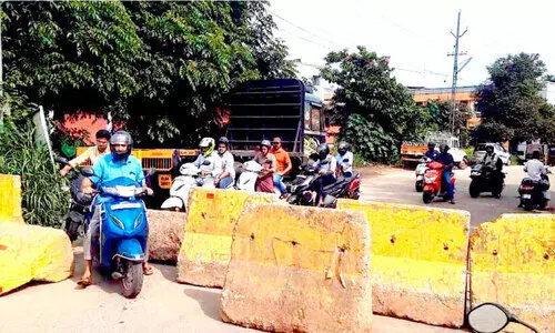 ചാലിക്കടവ് റോഡ് അടച്ചു; പ്രതിഷേധവുമായി നാട്ടുകാർ