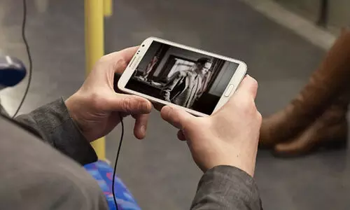 ഇന്റർനെറ്റില്ലാതെ ഫോണിൽ ലൈവ് ടിവി; ‘ഡയറക്ട്-ടു-​മൊബൈൽ’ ടെക്നോളജി സാധ്യതകൾ തേടി കേന്ദ്രം