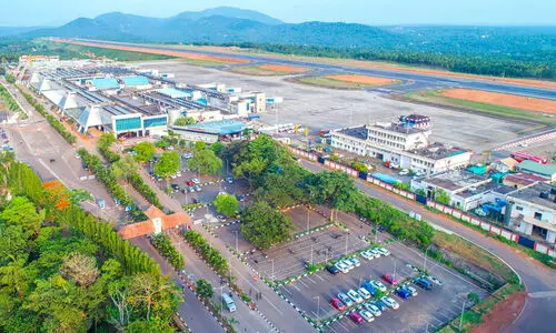 കരിപ്പൂരില്‍ 1.3 കോടിയുടെ സ്വര്‍ണം പിടികൂടി; രണ്ട് യാത്രക്കാര്‍ പിടിയില്‍