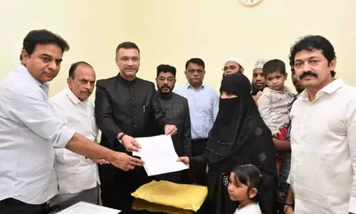 ട്രെയിൻ വെടിവെപ്പിൽ മരിച്ചയാളുടെ കുടുംബത്തിന് ഫ്ലാറ്റും ഭാര്യക്ക് ജോലിയും നൽകി തെലങ്കാന സർക്കാർ