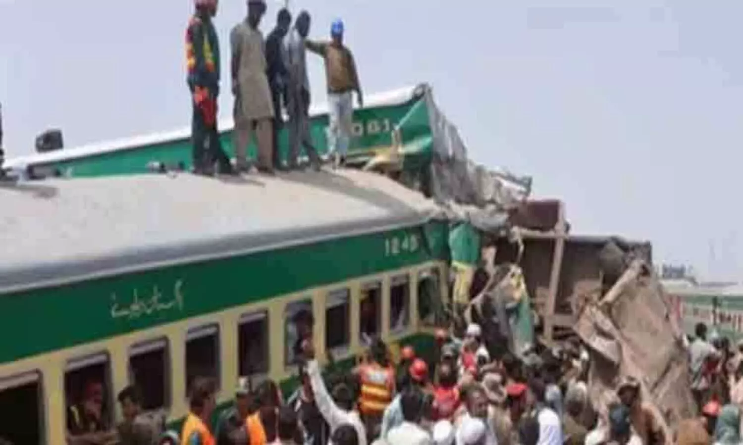 പാകിസ്താനിൽ എക്സ്പ്രസ് ട്രെയിൻ പാളം തെറ്റി; മരണം 30 ആയി, നൂറോളം പേർക്ക് പരിക്ക്