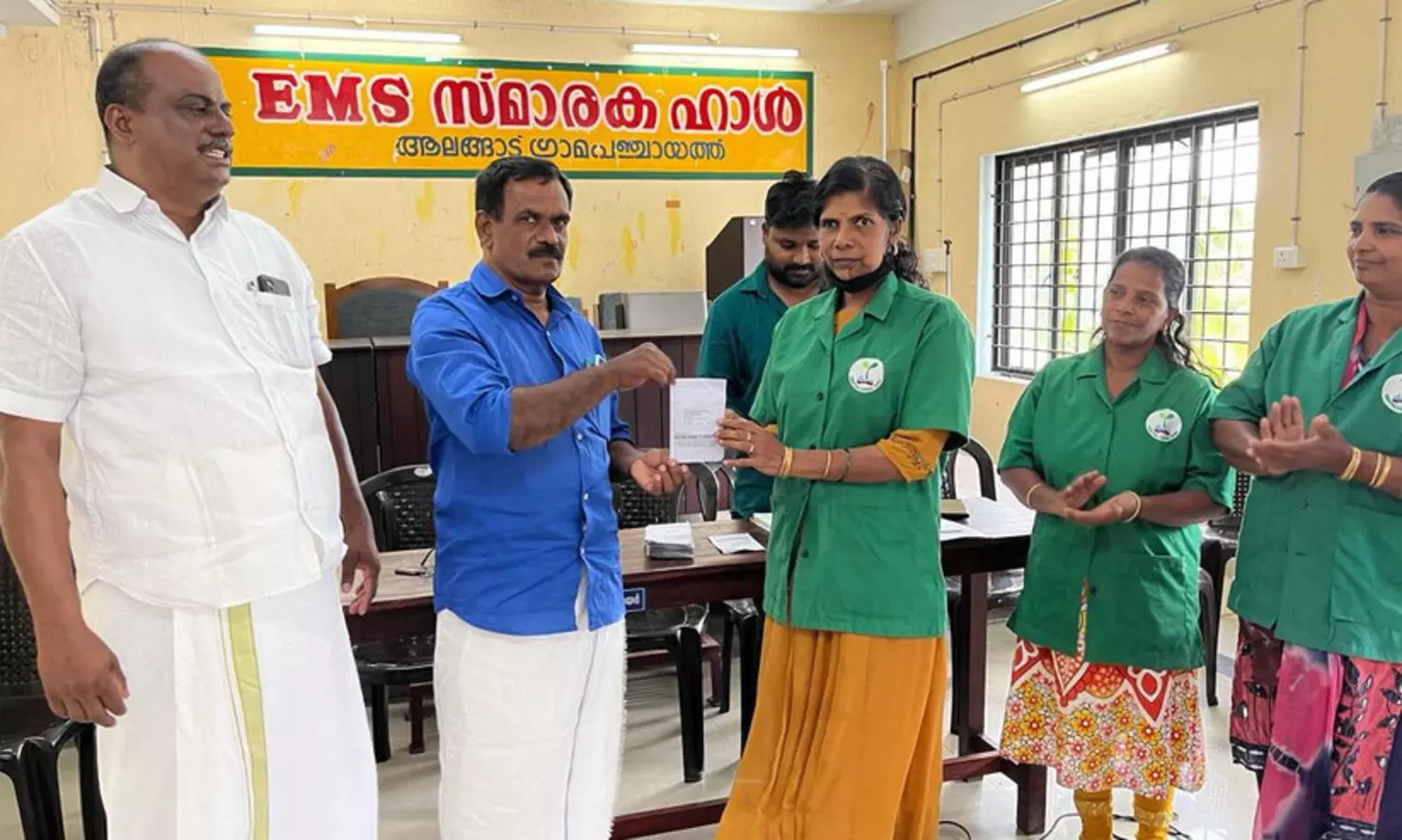 ഹരിത കർമ്മസേനക്ക് ഇൻഷുറൻസ് പരിരക്ഷയൊരുക്കി ആലങ്ങാട് ഗ്രാമപഞ്ചായത്ത്