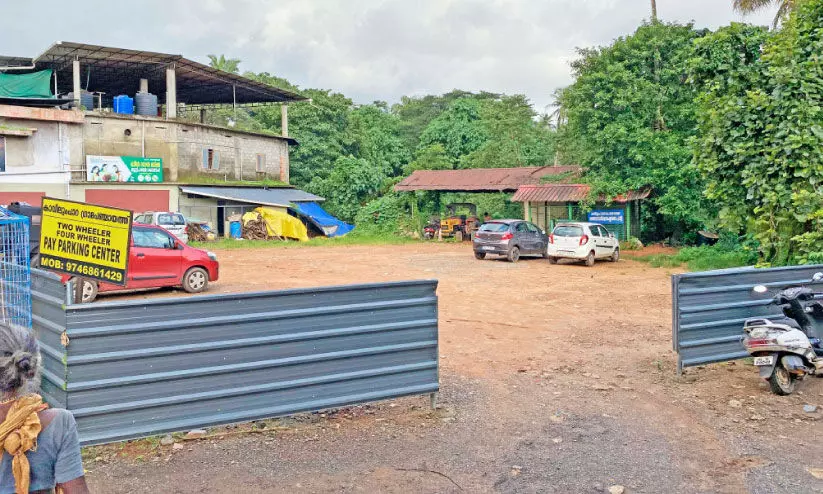 ഷോപ്പിങ് കോംപ്ലക്സ് നിന്നിടം പേ പാർക്കിങ് ഗ്രൗണ്ടായി ഷോപ്പിങ് കോംപ്ലക്സ് നിന്നിടം പേ പാർക്കിങ് ഗ്രൗണ്ടായി