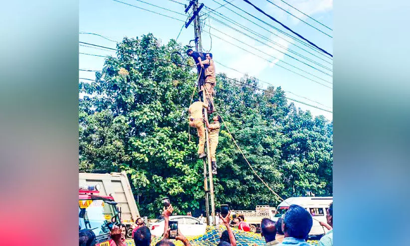 പോസ്റ്റിൽ കയറി ആത്മഹത്യ ഭീഷണി മുഴക്കി അസം സ്വദേശി പോസ്റ്റിൽ കയറി ആത്മഹത്യ ഭീഷണി മുഴക്കി അസം സ്വദേശി