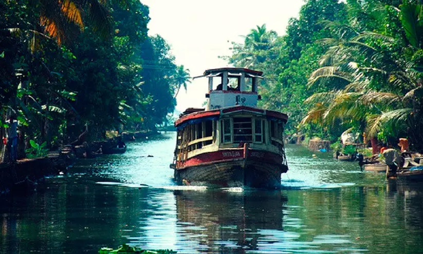 ബോട്ട് ട്രിപ് മുടക്കുന്നു; യാത്രക്കാർ നടുക്കായലിൽ