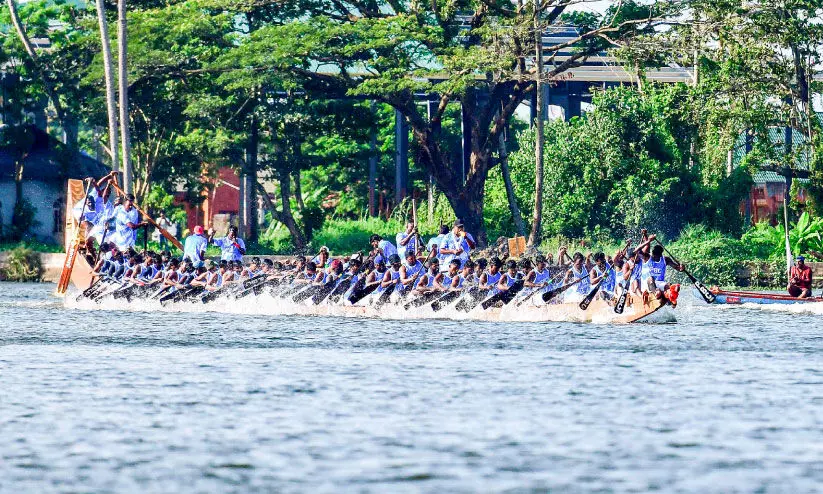 പുന്നമടയുടെ കരുത്തുമായി ‘ദേവസ് ചുണ്ടൻ’ പുന്നമടയുടെ കരുത്തുമായി ‘ദേവസ് ചുണ്ടൻ’