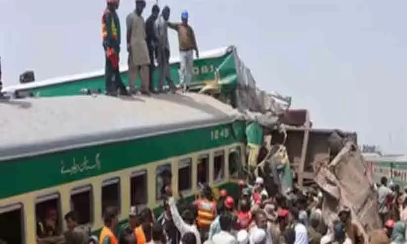 പാകിസ്താനിൽ എക്സ്പ്രസ് ട്രെയിൻ പാളം തെറ്റി; മരണം 30 ആയി, നൂറോളം പേർക്ക് പരിക്ക്
