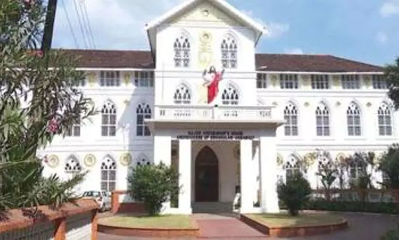 സർക്കുലറുമായി വത്തിക്കാൻ പ്രതിനിധി; വായിക്കാതെ ഇടവകകൾ സർക്കുലറുമായി വത്തിക്കാൻ പ്രതിനിധി; വായിക്കാതെ ഇടവകകൾ