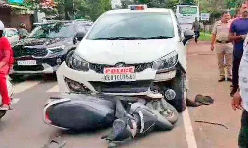 പൊലീസ് വാഹനവും സ്കൂട്ടറും കൂട്ടിയിടിച്ച് യുവതിക്ക് പരിക്ക്