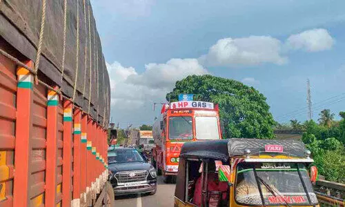 പഴയങ്ങാടി പാലത്തിൽ ഇന്ധനം തീർന്നു;ടാങ്കർ ലോറി കുടുങ്ങി