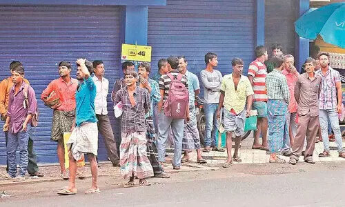 പെരുമ്പാവൂര്‍ ടൗണില്‍ സമാന്തര പൊലീസിന്റെ അഴിഞ്ഞാട്ടം; അന്തര്‍ സംസ്ഥാനക്കാര്‍ ആക്രമിക്കപ്പെടുന്നു