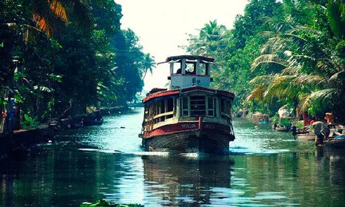 ബോട്ട് ട്രിപ് മുടക്കുന്നു; യാത്രക്കാർ നടുക്കായലിൽ
