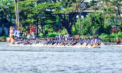 പുന്നമടയുടെ കരുത്തുമായി ‘ദേവസ് ചുണ്ടൻ’ പുന്നമടയുടെ കരുത്തുമായി ‘ദേവസ് ചുണ്ടൻ’