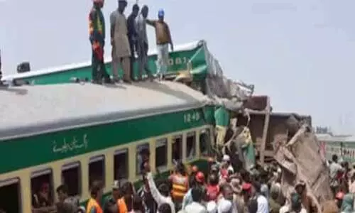 പാകിസ്താനിൽ എക്സ്പ്രസ് ട്രെയിൻ പാളം തെറ്റി; മരണം 30 ആയി, നൂറോളം പേർക്ക് പരിക്ക്
