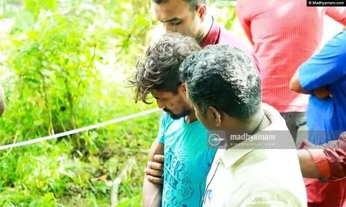 ആലുവയിലെ തെളിവെടുപ്പിനിടെ പ്രതിക്കു നേരെ പാഞ്ഞടുത്ത് കുട്ടിയുടെ മാതാപിതാക്കൾ ആലുവയിലെ തെളിവെടുപ്പിനിടെ പ്രതിക്കു നേരെ പാഞ്ഞടുത്ത് കുട്ടിയുടെ മാതാപിതാക്കൾ