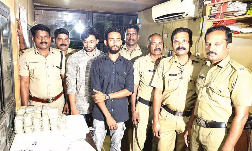 വാളയാറിൽ 48.90 ലക്ഷത്തിന്റെ കുഴൽപണവുമായി രണ്ടു യുവാക്കൾ പിടിയിൽ വാളയാറിൽ 48.90 ലക്ഷത്തിന്റെ കുഴൽപണവുമായി രണ്ടു യുവാക്കൾ പിടിയിൽ