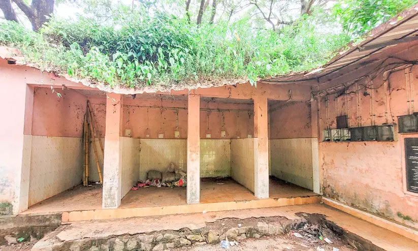 ആർക്കും വേണ്ടാതെ നീലിമംഗലം മത്സ്യമാർക്കറ്റ് കെട്ടിടം ആർക്കും വേണ്ടാതെ നീലിമംഗലം മത്സ്യമാർക്കറ്റ് കെട്ടിടം