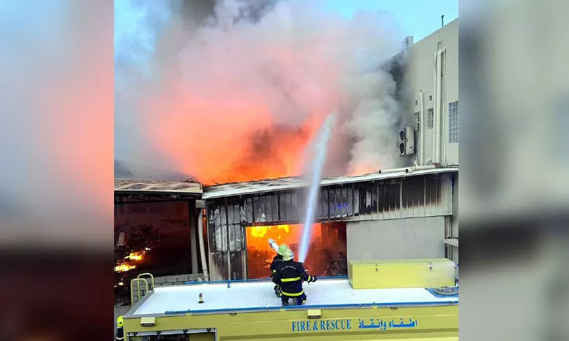 നി​സ്​​വ​യി​ലെ വെ​യ​ർ​ഹൗ​സി​ൽ വ​ൻ തീ​പി​ടി​ത്തം; ആ​ർ​ക്കും പ​രി​ക്കി​ല്ല