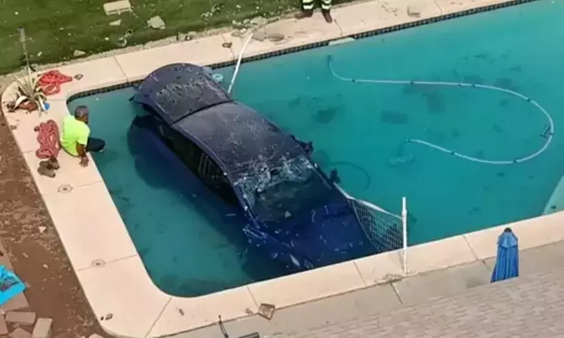 വീടിന്റെ മതിൽ ഇടിച്ചുതകർത്ത് സ്വിമ്മിങ്ങ് പൂളിലേക്ക് പതിച്ച് ടെസ്ല ഇ.വി- വിഡിയോ വീടിന്റെ മതിൽ ഇടിച്ചുതകർത്ത് സ്വിമ്മിങ്ങ് പൂളിലേക്ക് പതിച്ച് ടെസ്ല ഇ.വി- വിഡിയോ