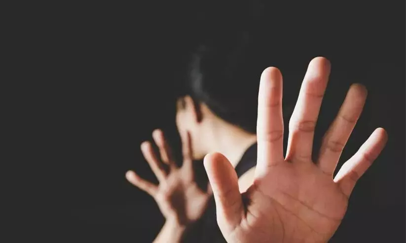 ബസില് ലൈംഗിക പീഡനശ്രമം: പൊലീസുകാരനും ഐ.ജി ഓഫിസിലെ ജീവനക്കാരനും അറസ്റ്റില് ബസില് ലൈംഗിക പീഡനശ്രമം: പൊലീസുകാരനും ഐ.ജി ഓഫിസിലെ ജീവനക്കാരനും അറസ്റ്റില്