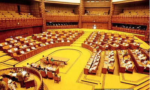 നിയമസഭ സമ്മേളനത്തിന്​ ഇന്ന്​ തുടക്കം; അ​ര​നൂ​റ്റാ​ണ്ടി​നി​ടെ ഉ​മ്മ​ൻ ചാ​ണ്ടി അം​ഗ​മ​ല്ലാ​തെ ഇ​താ​ദ്യം!