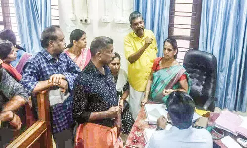 കി​ട​ത്തി ചി​കി​ത്സ നി​ഷേ​ധം: ന​ഗ​ര​സ​ഭ അ​ധി​കൃ​ത​ർ താ​ലൂ​ക്ക് ആ​ശു​പ​ത്രി​യി​ലെ​ത്തി