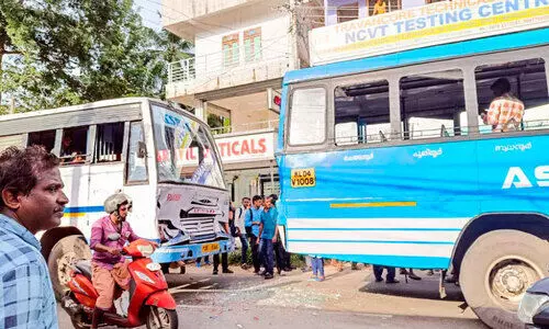 മാന്നാറിൽ ബസുകൾ കൂട്ടിയിടിച്ചു