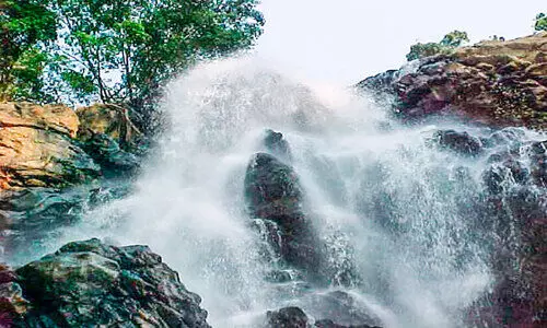 കാഴ്ചക്ക്​ അതിമനോഹരം; അപകടം ഒളിപ്പിച്ച്​ തൂവൽ വെള്ളച്ചാട്ടം