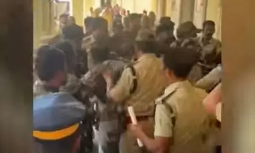 കൈവിലങ്ങ് കൊണ്ട് ജനൽചില്ല് തകർത്ത് കൊല്ലം കലക്ടറേറ്റ് സ്ഫോടനക്കേസ് പ്രതികൾ; കോടതിയിൽ നാടകീയ രംഗങ്ങൾ കൈവിലങ്ങ് കൊണ്ട് ജനൽചില്ല് തകർത്ത് കൊല്ലം കലക്ടറേറ്റ് സ്ഫോടനക്കേസ് പ്രതികൾ; കോടതിയിൽ നാടകീയ രംഗങ്ങൾ