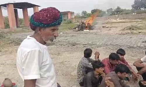 കൂട്ടബലാത്സംഗത്തിനിരയായി മകൾ കൊല്ലപ്പെട്ടു;​ ചിതയിൽ ചാടി ജീവനൊടുക്കാൻ ശ്രമിച്ച് പിതാവ്