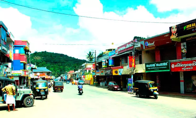 തൂക്കുപാലത്തിന്റെ വിലങ്ങണിഞ്ഞ വികസനം തൂക്കുപാലത്തിന്റെ വിലങ്ങണിഞ്ഞ വികസനം