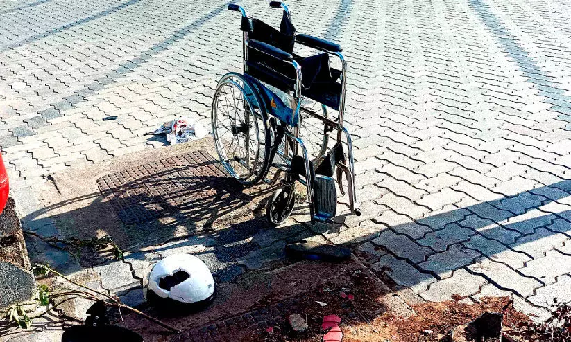 ഇരുവിഭാഗങ്ങൾ ഏറ്റുമുട്ടി; വൈക്കം താലൂക്ക് ആശുപത്രിയിലെ വാതിലുകളും വീൽചെയറുകളും തകർത്തു ഇരുവിഭാഗങ്ങൾ ഏറ്റുമുട്ടി; വൈക്കം താലൂക്ക് ആശുപത്രിയിലെ വാതിലുകളും വീൽചെയറുകളും തകർത്തു