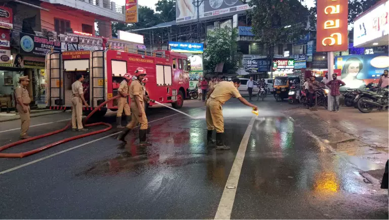 എണ്ണപ്പാത്രം റോഡില്‍വീണ് എണ്ണ പരന്നു; അപകടവും ഗതാഗതക്കുരുക്കും