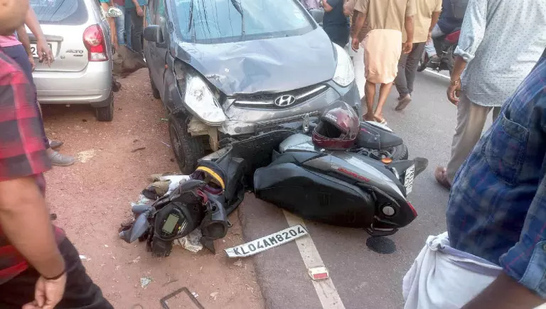 അ​മി​ത വേ​ഗ​ത​യി​ലെ​ത്തി​യ കാ​റി​ടി​ച്ച് സ്കൂ​ട്ട​ർ യാ​ത്രി​ക​ന് പ​രിക്ക്​