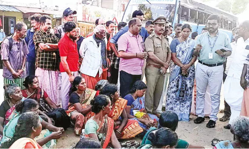 ചെമ്മണാമ്പതി- തേക്കടി വനപാത കലക്ടർ എത്തും; സമരം അവസാനിപ്പിച്ചു ചെമ്മണാമ്പതി- തേക്കടി വനപാത കലക്ടർ എത്തും; സമരം അവസാനിപ്പിച്ചു