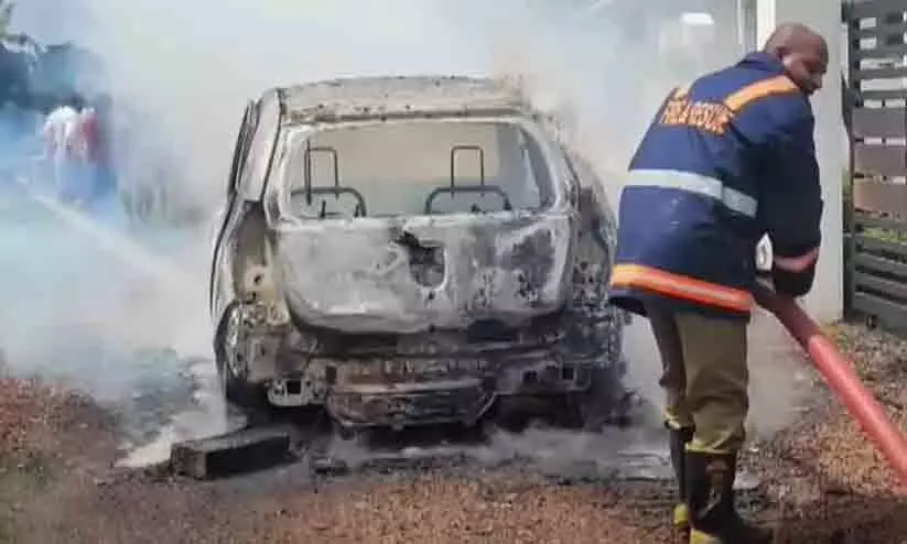 ഓടിക്കൊണ്ടിരുന്ന കാറിന് തീപിടിച്ച് യാത്രികന് ഗുരുതര പരിക്ക് ഓടിക്കൊണ്ടിരുന്ന കാറിന് തീപിടിച്ച് യാത്രികന് ഗുരുതര പരിക്ക്