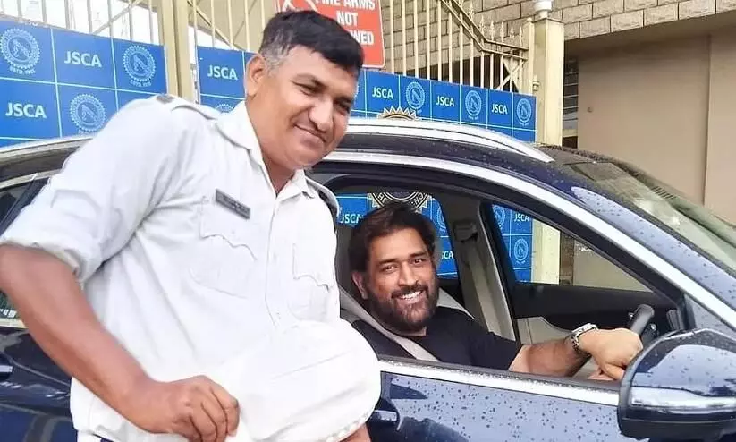 MS Dhoni clicks candid selfie with traffic cop, wins the internet