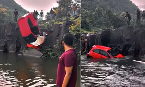 വെള്ളച്ചാട്ടത്തിലേക്ക് കാർ മറിഞ്ഞു; അച്ഛനും മകൾക്കും രക്ഷകരായത് വിനോദ സഞ്ചാരികൾ
