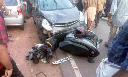 അ​മി​ത വേ​ഗ​ത​യി​ലെ​ത്തി​യ കാ​റി​ടി​ച്ച് സ്കൂ​ട്ട​ർ യാ​ത്രി​ക​ന് പ​രിക്ക്​