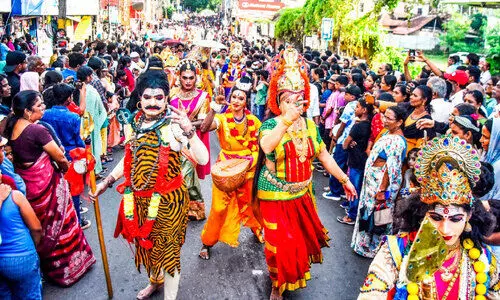 ജലപൂരത്തിന് കേളികൊട്ടുയർന്നു; ആവേശത്തിരയായി ഘോഷയാത്ര ജലപൂരത്തിന് കേളികൊട്ടുയർന്നു; ആവേശത്തിരയായി ഘോഷയാത്ര