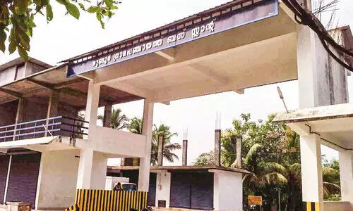 സ്റ്റാൻഡിനെ അവഗണിച്ച് ബസ്സുകൾ; മുണ്ടൂരിൽ യാത്രക്കാർ വലയുന്നു