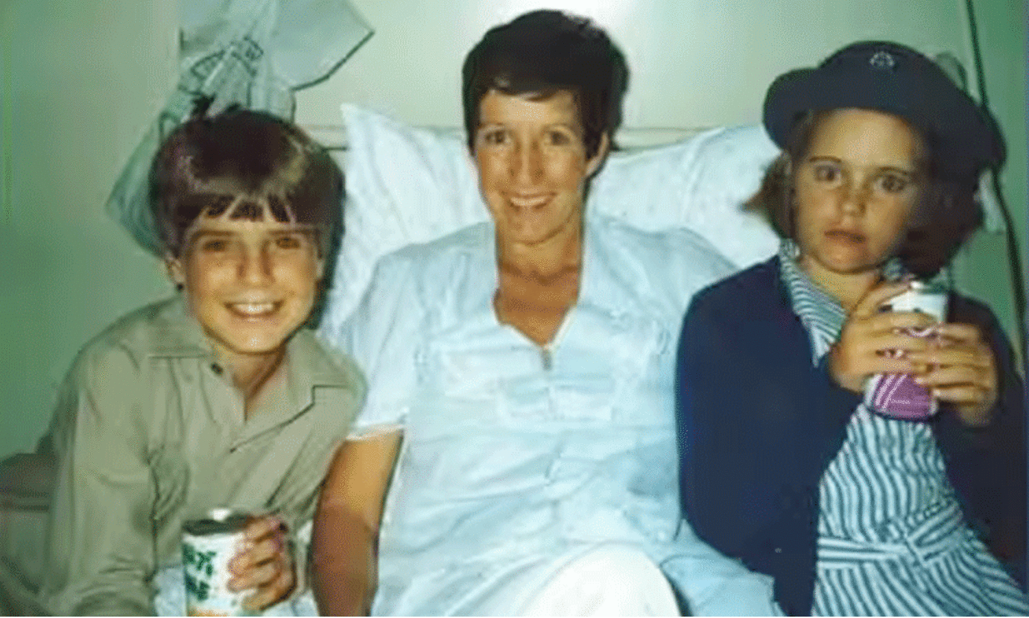 ഞാനവളെ ചുമന്നത് ഗർഭപാത്രത്തിലല്ല, എന്റെ ഹൃദയത്തിലാണ്; അവളിപ്പോൾ വളർന്നു സുന്ദരിയായി -മകളെ കുറിച്ച് പെറ്റമ്മക്ക് ​പോറ്റമ്മയെഴുതിയ കുറിപ്പ് വൈറൽ