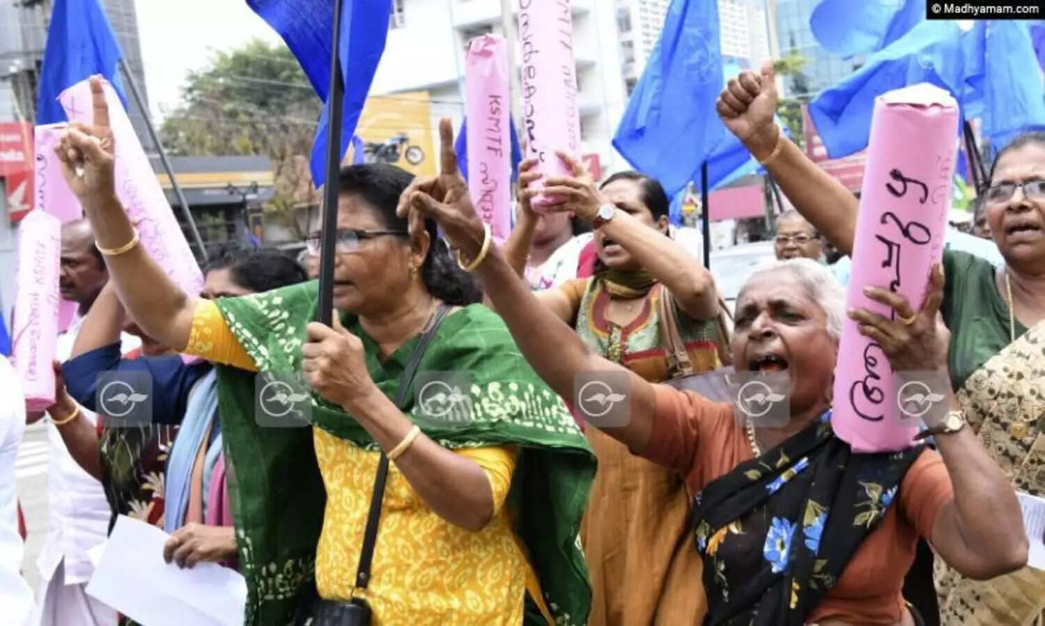 തീരദേശ ഹൈവേ: പ്രതീകാത്മക സർവേ കല്ലുകളുമായി മത്സ്യത്തൊഴിലാളികളുടെ ‘പിങ്ക് കുറ്റി’ സമരം
