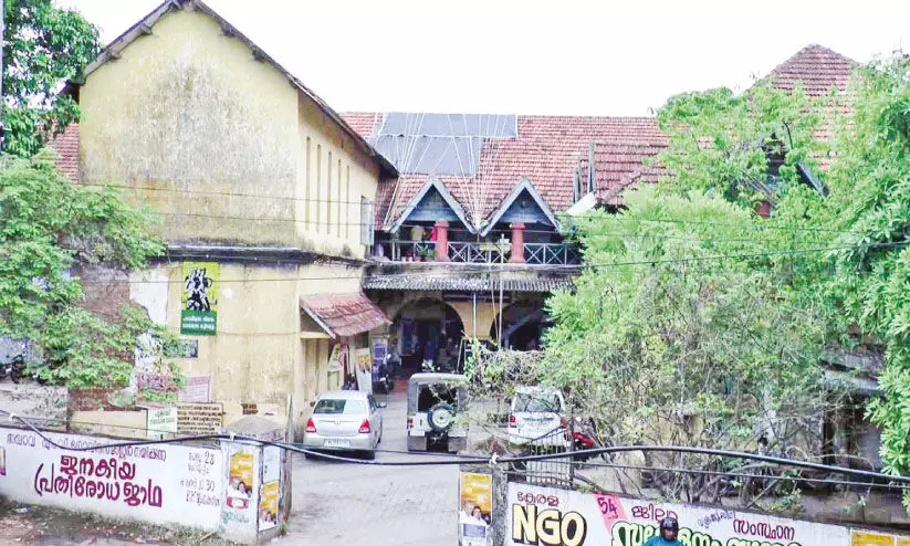 കെട്ടിടത്തിന്റെ ശോച്യാവസ്ഥ; പൊന്നാനി കോടതി താലൂക്ക് ഓഫിസിലേക്ക് മാറ്റാൻ ആലോചന കെട്ടിടത്തിന്റെ ശോച്യാവസ്ഥ; പൊന്നാനി കോടതി താലൂക്ക് ഓഫിസിലേക്ക് മാറ്റാൻ ആലോചന