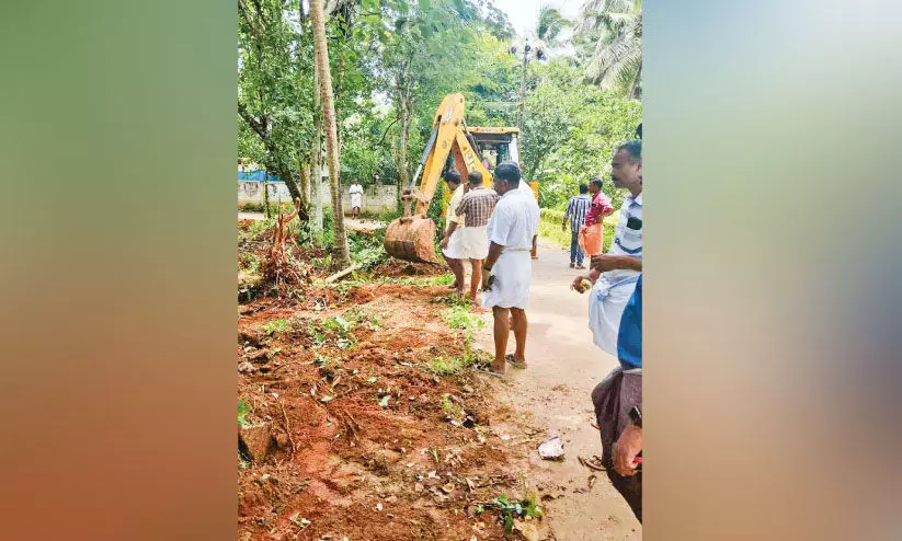 നാ​ട് ഒ​ന്നി​ച്ചു, റോ​ഡ് വി​ക​സ​നത്തിൽ;മാ​തൃ​ക​തീർത്ത് ചി​റ്റ​ഴി​ക്കു​ന്ന​്