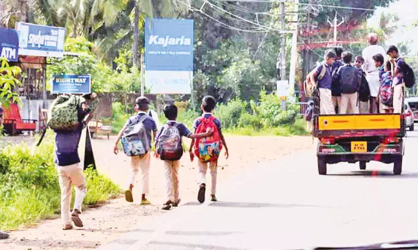 വിദ്യാർഥികളെ കുത്തിനിറച്ച് ഗുഡ്സ് ഓട്ടോയിൽ അപകടയാത്ര