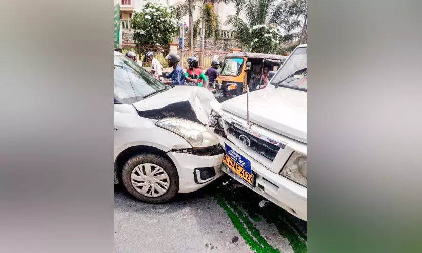 കാർ നിയന്ത്രണം വിട്ടു; സ്റ്റേഡിയം ജങ്​ഷനിൽ വാഹനങ്ങളുടെ കൂട്ടയിടി