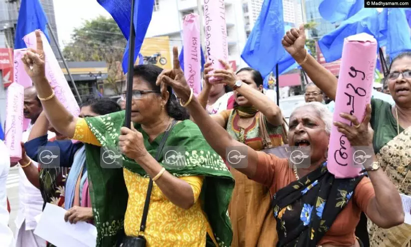 തീരദേശ ഹൈവേ: പ്രതീകാത്മക സർവേ കല്ലുകളുമായി മത്സ്യത്തൊഴിലാളികളുടെ ‘പിങ്ക് കുറ്റി’ സമരം തീരദേശ ഹൈവേ: പ്രതീകാത്മക സർവേ കല്ലുകളുമായി മത്സ്യത്തൊഴിലാളികളുടെ ‘പിങ്ക് കുറ്റി’ സമരം