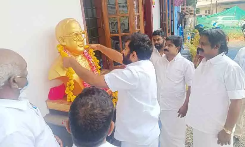 അങ്കംകുറിച്ച് ചാണ്ടി ഉമ്മൻ അങ്കംകുറിച്ച് ചാണ്ടി ഉമ്മൻ