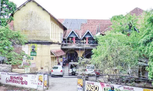 കെ​ട്ടി​ട​ത്തി​ന്റെ ശോ​ച്യാ​വ​സ്ഥ; പൊ​ന്നാ​നി കോ​ട​തി താ​ലൂ​ക്ക് ഓ​ഫി​സി​ലേ​ക്ക് മാ​റ്റാ​ൻ ആ​ലോ​ച​ന